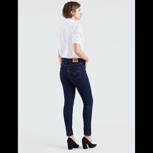 Levi’s high rise skinny dark wash jeans 28